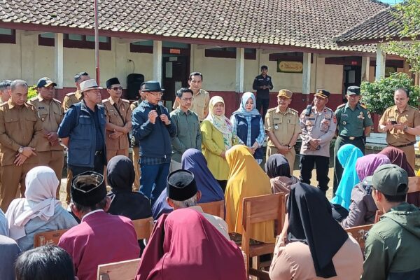 “Bhatramas” Kapolsek Cikijing Menghadiri Undangan Kegiatan Pemberian Sembako Pada Masyarakat Dan Bantuan Usaha Ekonomi Produktif.