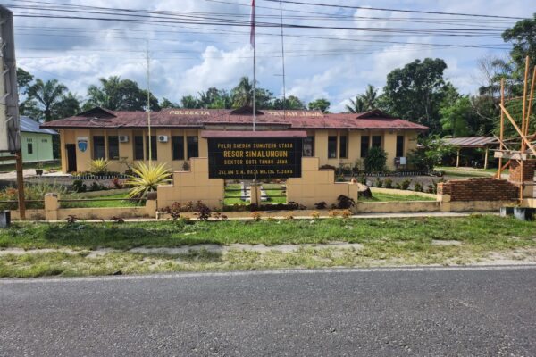 Polsek Tanah Jawa Terus Berbenah, Bangun Musholla, Renovasi Pagar dan Bangun Gapura Kantor