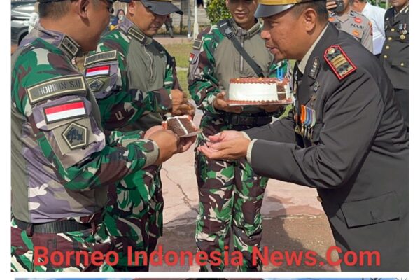 Satgas Pamtas RI-Malaysia Yonzipur 5/ABW Berikan Surprise HUT Bhayangkara Ke-78 di Polsek Badau