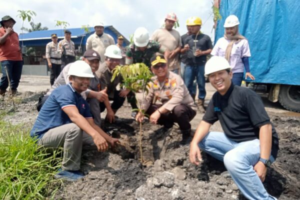 Memperingati Hari Buruh Sedunia, Polsek Kandis dan Dua Perusahaan Gelar Aksi Penanaman Pohon