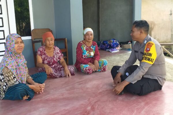 Bhabinkamtibmas Polsek Benua Kayong Bripka Wandra Sambangi Warga Desa Sukabaru, Imbau Warga Jaga Kamtibmas