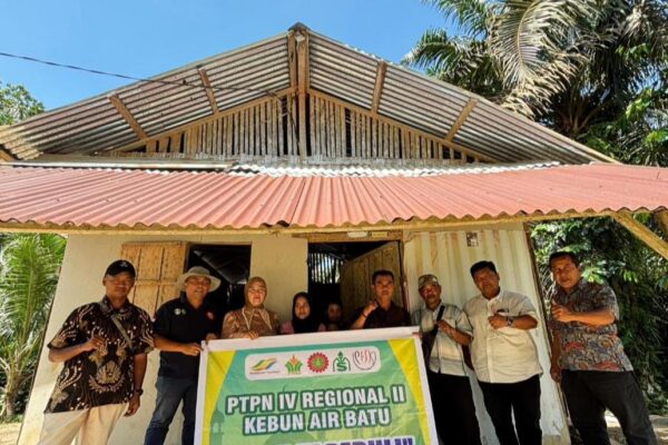 PTPN IV Regional II Kebun Air Batu Serahkan 33 Paket Sembako Kepada Desa Sidomulyo, Tinggi Raja Asahan