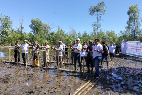 Kapolsek Matan Hilir Utara Hadiri Kegiatan Launching Penanaman 6.000 Bibit Mangrove di Kecamatan Matan Hilir Utara