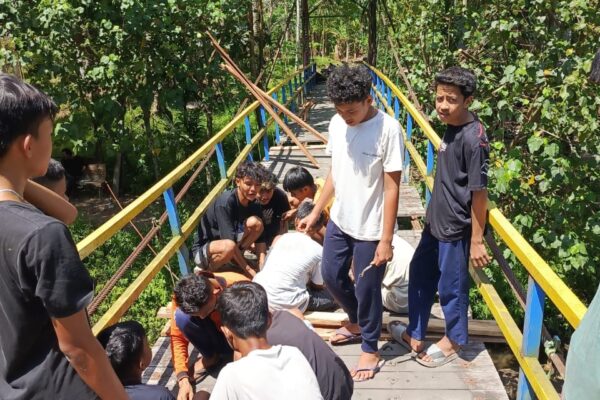 Swadaya dan Gotong Royong Perbaiki Jembatan Rusak, Warga Kampung Dama Bersama Wali Nagari Lareh Nan Panjang Selatan.