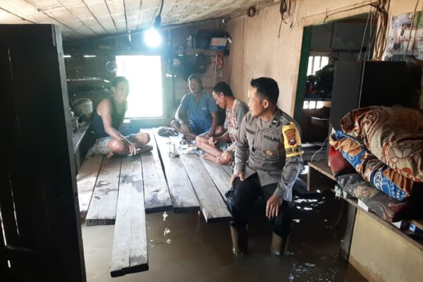 Bhabinkamtibmas Polsek Nanga Tayap Himbau Warga Desa Sungai Kelik Waspada Banjir Akibat Peningkatan Debit Air Sungai Pawan