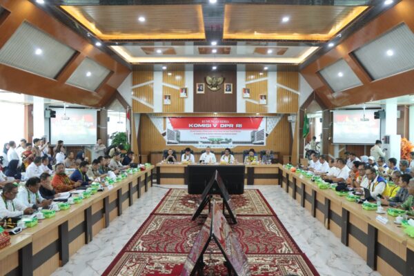 Dukung Pembangunan Kabupaten Ketapang, Kapolres Ketapang Hadiri Rapat Kerja Bersama Komisi V DPR RI Di Kantor Bupati Ketapang