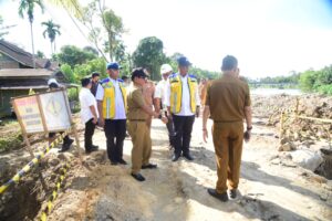 Bupati Padang Pariaman Tinjau Normalisasi dan Perkuatan Tanggul Sungai Batang Anai.