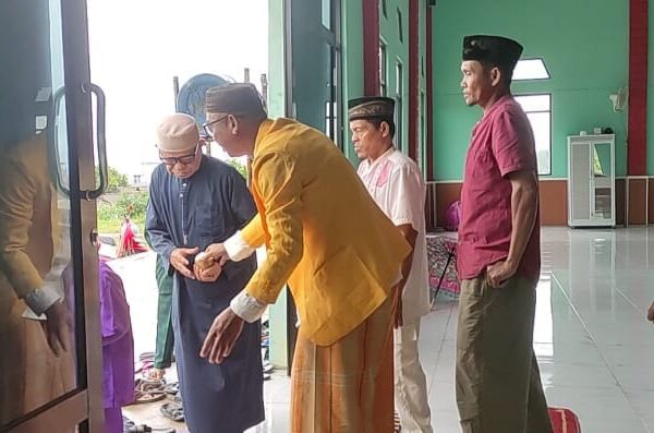 Komunitas Penuh Inspirasi Bagikan 100 Paket Bubur Kacang Hijau Untuk Jema’ah Sholat Jum’at di Masjid AL – Muhajirin